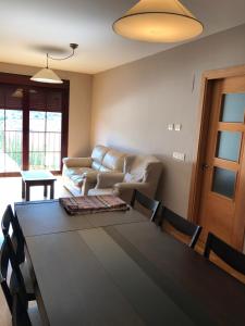 A seating area at Apartamento Balcon De Jaca I