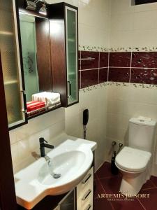 Koupelna v ubytování Artemis Resort Wellness Hotel