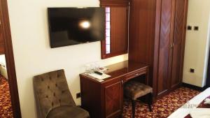 TV a/nebo společenská místnost v ubytování Artemis Resort Wellness Hotel
