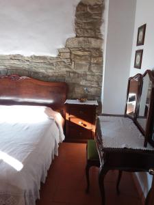 ein Schlafzimmer mit einem Bett und einer Steinmauer in der Unterkunft Country house near Florence in Florenz
