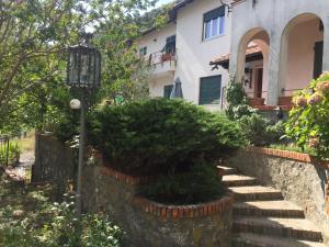 A garden outside Appartamento in Villa a 5 KM dal mare