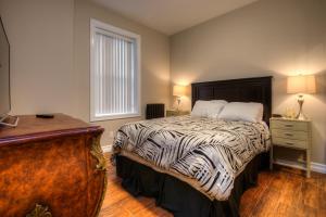A bed or beds in a room at Western Hotel & Executive Suites