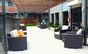 - une rangée de chaises avec des oreillers sur la terrasse dans l'établissement Designed to Relax-NO PARTIES ALLOWED, à Dallas