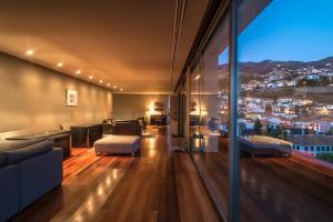 ein Wohnzimmer mit Blick auf die Stadt in der Unterkunft ARTS In Penthouse Apartments Til Sol in Funchal