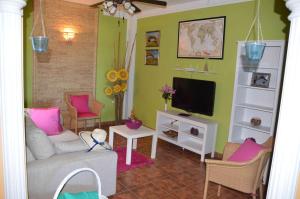 a living room with a couch and a tv at VIVIENDA VACACIONAL Casa Tajinaste in La Listada