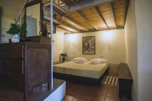 Un pat sau paturi într-o cameră la Celestia Traditional Houses