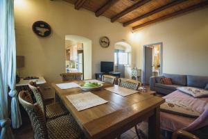 Uma TV ou centro de entretenimento em Celestia Traditional Houses