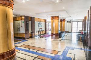 Großes Zimmer mit Säulen und Lobby in der Unterkunft Monumental Bittar Hotel in Brasilia