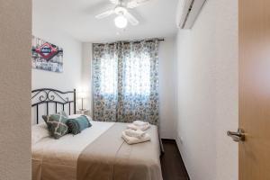 1 dormitorio con 1 cama con toallas en La Gata Madrid en Madrid