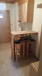 cocina con encimera de madera y mesa en Apartment 216 NiM Vučko, en Jahorina