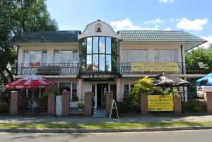 un gran edificio con un restaurante en la calle en Willa Kazimierz, en Ciechocinek