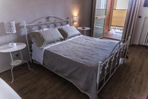 バーリにあるB&B Amelìのベッドとテーブルと鏡のある寝室
