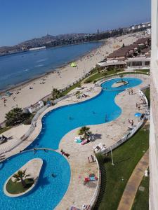 - Vistas aéreas a la playa y a las piscinas en Playa La Herradura - La Serena, en Coquimbo