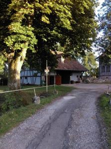 eine Straße vor einem Haus mit einem Baum in der Unterkunft Gite de peupliers in Valdieu