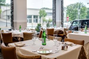 Restaurant o un lloc per menjar a The Andrew Hotel