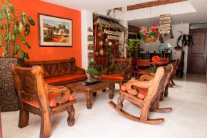 una tienda con sillas de madera, sofá y mesas en HOTEL HOSPEDAJE CANEY "Descanso & Tradición" Ayenda 1422, en Cali