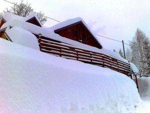 ein Stapel Schnee auf einer Rampe in der Unterkunft Art Apartments Minic in Kolašin