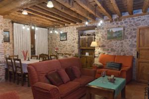 - un salon avec un canapé et une table dans l'établissement Casa La Plaza, à Armuña