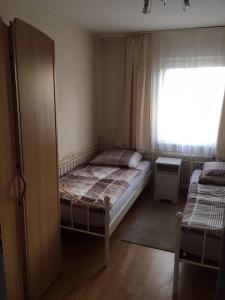 En eller flere senge i et værelse på 3-Zimmer Ferienwohnung nähe Darmstadt