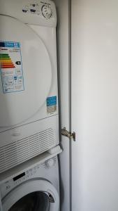 - Lavadora en una habitación con puerta abierta en Apartment Elza, en Belgrado
