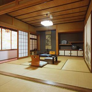 - un salon avec un canapé et une table dans l'établissement Shukubo Kansho-in Temple Sanrakuso, à Daisen