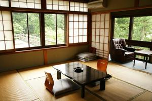 Istumisnurk majutusasutuses Shukubo Kansho-in Temple Sanrakuso