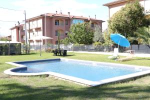 a swimming pool in the yard of a house at Parcoverdepino in Bastia Umbra