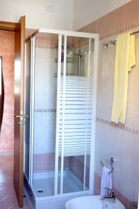 uma casa de banho com um chuveiro, um WC e um lavatório. em Parcoverdepino em Bastia Umbra