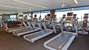 un gimnasio con un montón de cintas de correr y máquinas en Palms Place Beautiful 51st Floor with Mountain Views, en Las Vegas