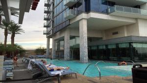 สระว่ายน้ำที่อยู่ใกล้ ๆ หรือใน Palms Place Beautiful 51st Floor with Mountain Views