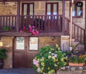 una casa con una puerta de madera con flores. en Casaquina en La Mezquita