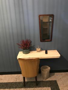 ヴァラッツェにあるGarbassu Rooms&Breakfastのバスルーム(鏡付きの洗面化粧台、椅子付)