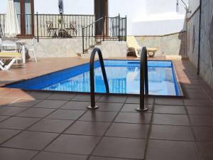 Bazén v ubytovaní Apartamento c/piscina centro Nerja alebo v jeho blízkosti