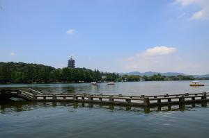 un muelle en un lago con barcos en el agua en Holiday Wuyang Hotel, en Hangzhou
