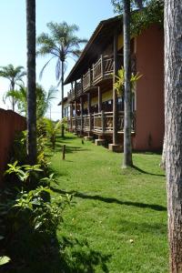 ein Gebäude mit Palmen davor in der Unterkunft Pousada Água Marinha in Caraguatatuba