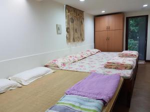 秀林村的住宿－砂婆礑樂活園民宿一館 ，一间设有两张床和橱柜的房间