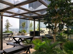 a patio with picnic tables and a view of the city at Suites Capri Reforma Ángel 380 in Mexico City