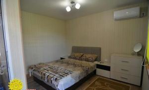 ラザレフスコエにあるApartment Morskoy Brizのベッドルーム1室(ベッド1台、ドレッサー付)