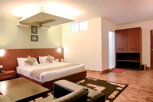 pokój hotelowy z łóżkiem i kanapą w obiekcie Hotel Le Primula w mieście Gangtok