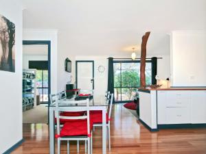 eine Küche und ein Wohnzimmer mit einem Tisch und Stühlen in der Unterkunft Sea Devine - Port Willunga - C21 SouthCoast Holidays in Port Willunga