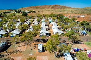 une vue aérienne sur un terrain de camping avec des arbres et des véhicules dans l'établissement Discovery Parks - Pilbara, Karratha, à Karratha