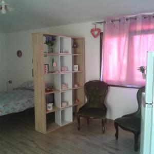 - une chambre avec une étagère, un lit et une chaise dans l'établissement Piccolo accogliente monolocale, à Siniscola