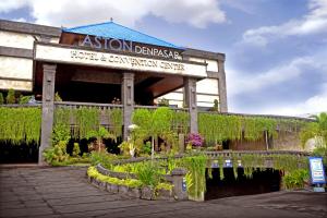 登巴薩的住宿－ASTON Denpasar Hotel & Convention，一座建筑,上面有写有烟灰缸的警戒和会议中心的标志
