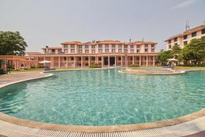 uma grande piscina em frente a um edifício em Fortune Park Panchwati, Kolkata - Member ITC's Hotel Group em Calcutá