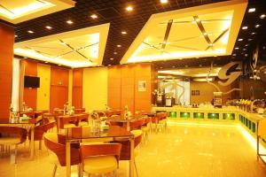 un restaurant avec une piscine, des tables et des chaises dans l'établissement Jinjiang Inn Select Jinzhong Qixing Plaza, à Jingcheng