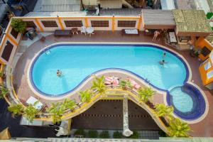 una vista aérea de una piscina en un hotel en Eastiny Inn Hotel, en Pattaya central