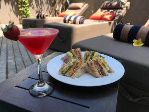 Anshel Hotel Seminyak italokat is kínál
