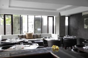 A seating area at Anshel Hotel Seminyak