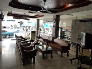 uma loja com sofás e cadeiras num quarto em Anodard Hotel em Nakhon Sawan