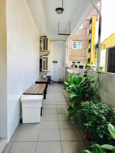 un patio al aire libre con bancos y plantas en un edificio en Ahiruyah Guesthouse en Kaohsiung